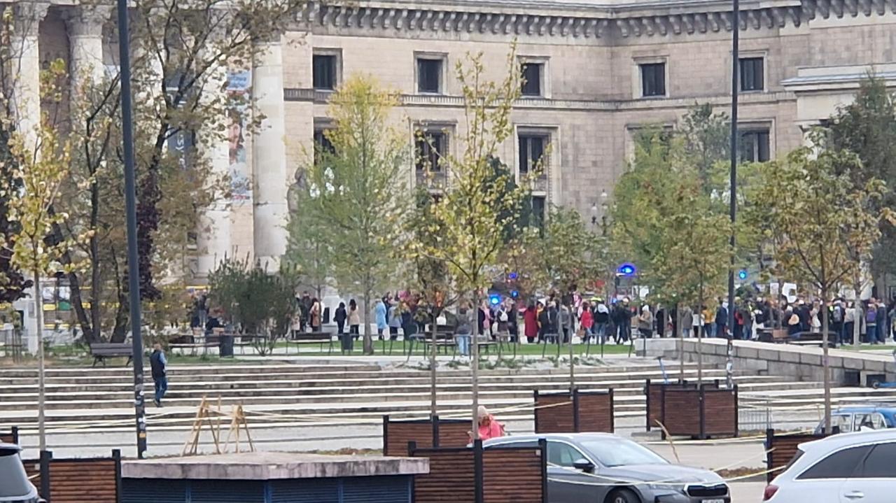 Tłum ludzi przed Pałacem Kultury. Strażacy uspokajają