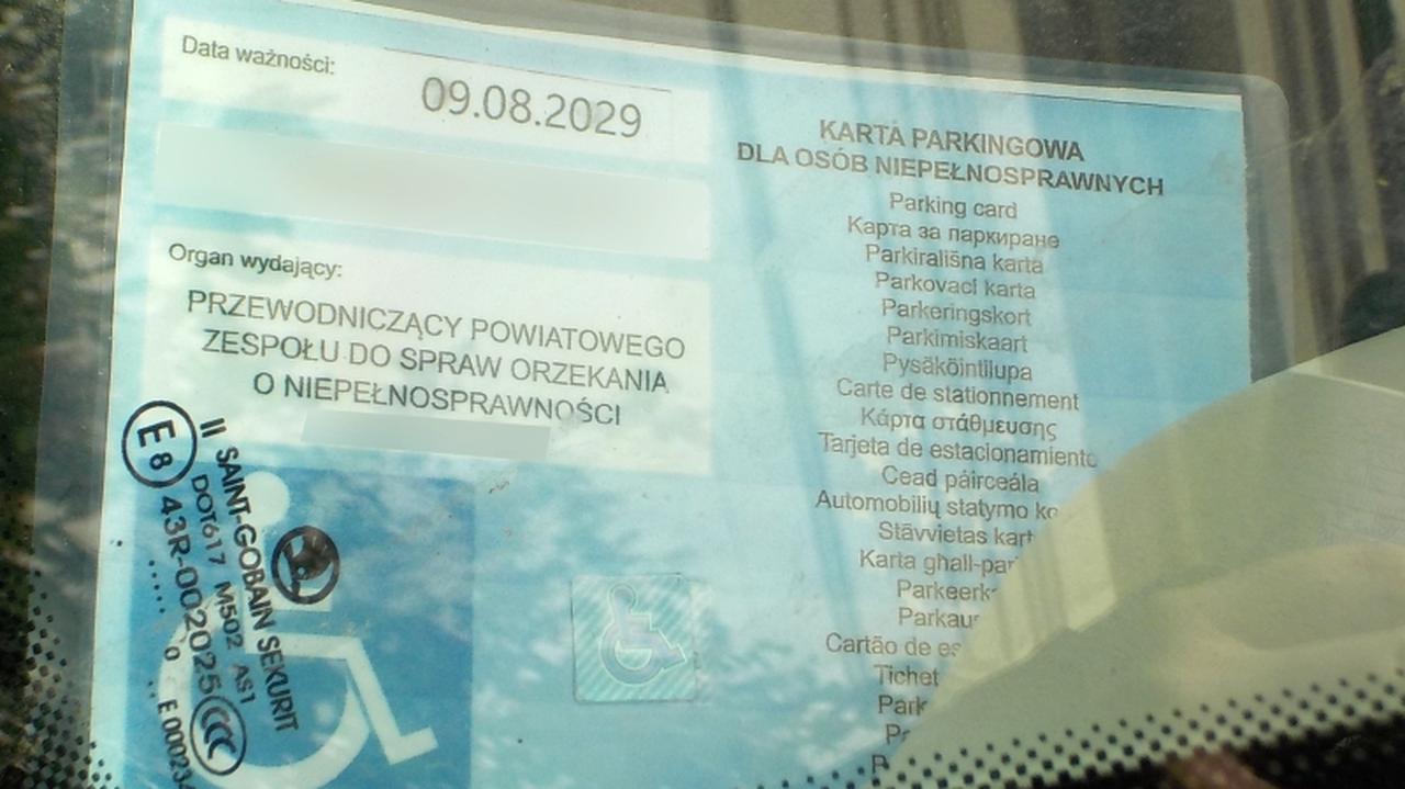 Zostawili auta na niebieskich kopertach. Mogą odpowiedzieć za fałszowanie dokumentów