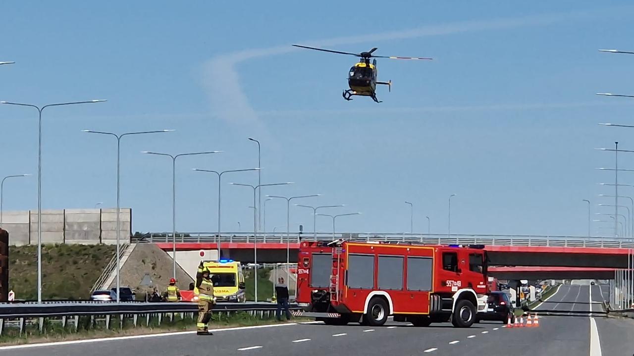 Motocyklista wjechał w barierki. Nie żyje. Utrudnienia na wyjeździe z Warszawy