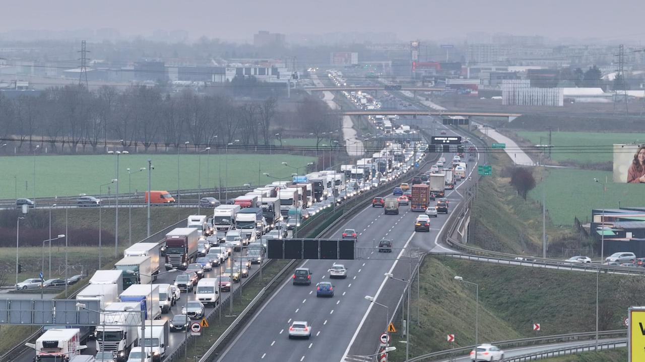 Ogromny zator na wyjeździe z Warszawy. Drogowcy wymieniają nawierzchnię