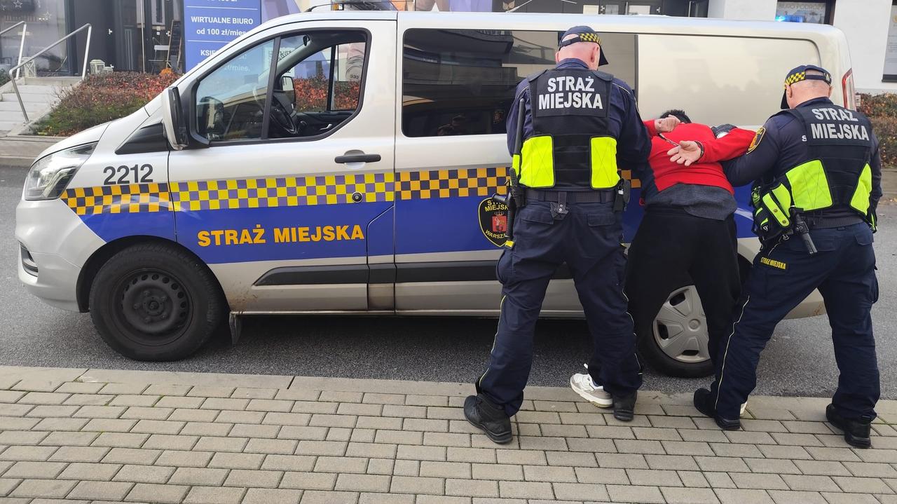 Groził pobiciem i podpaleniem mieszkania. Zaatakował strażników miejskich