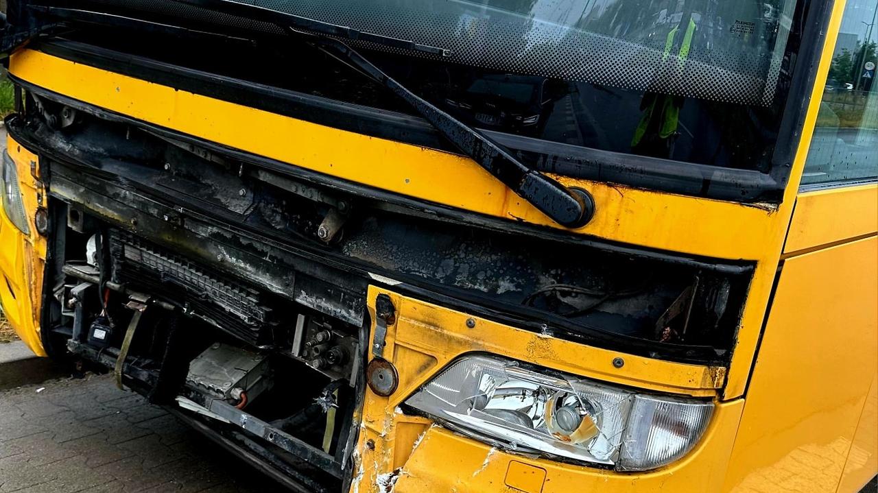 Autobusem bez badań technicznych uderzył w tył auta
