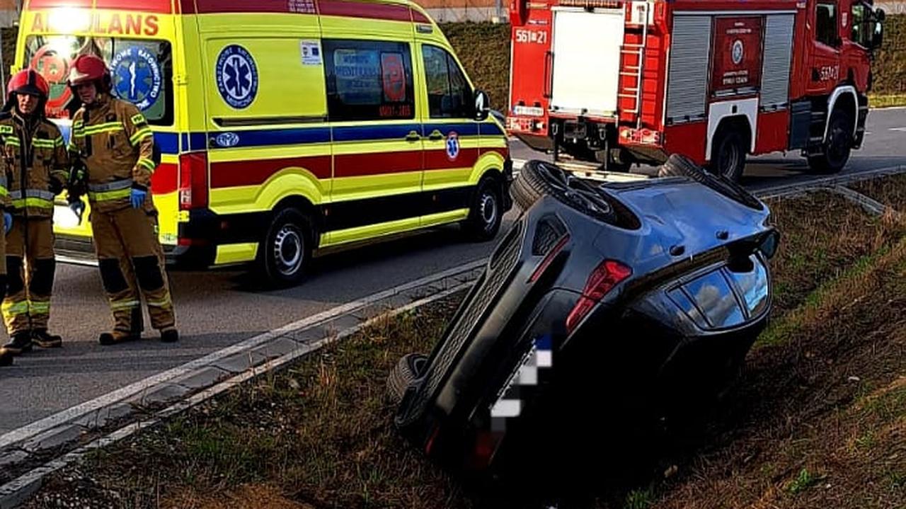 Przejażdżkę samochodem rodziców zakończył dachowaniem w rowie