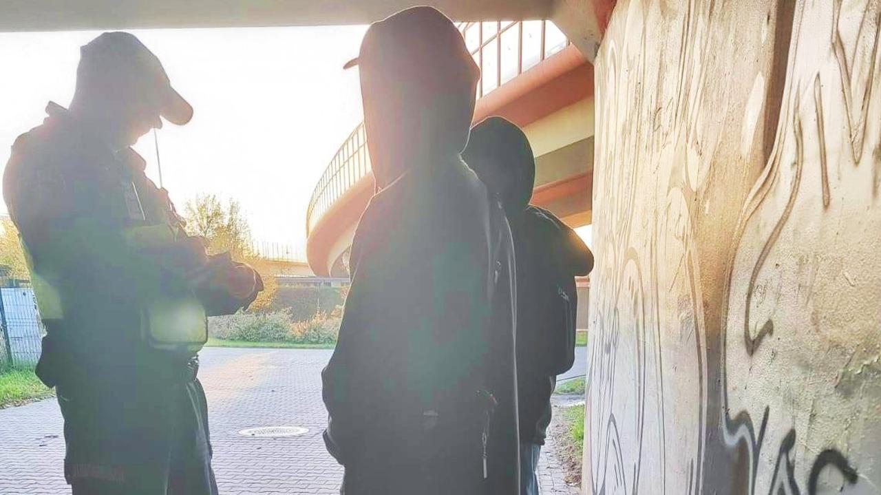 Kaptury na głowach i spray w dłoniach. Zatrzymani za graffiti w przejściu podziemnym