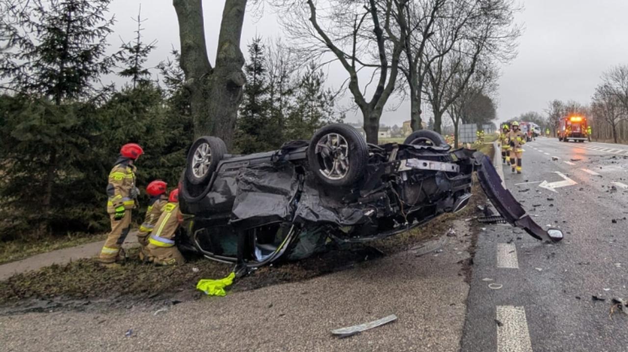 Zderzenie i dachowanie. Trzy osoby w szpitalu