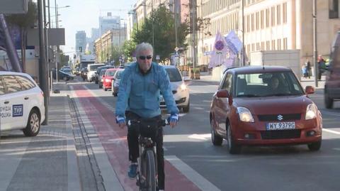 Wiceprezydent testuje pierwszą w Warszawie śluzę rowerową
