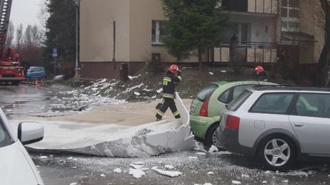 Fragment elewacji spadł na parking