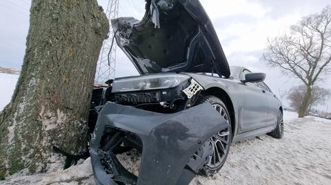 W Broniszach BMW uderzyło w drzewo