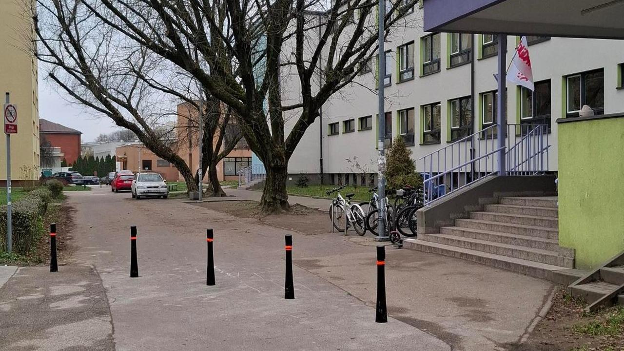 Rodzice podjeżdżali autami pod samo wejście szkoły. Dzielnica postawiła słupki