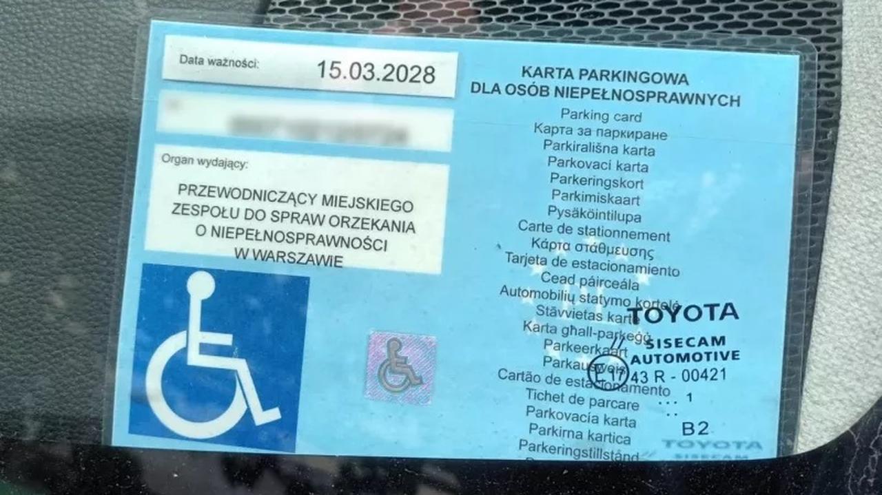 Parkował na kopercie. 