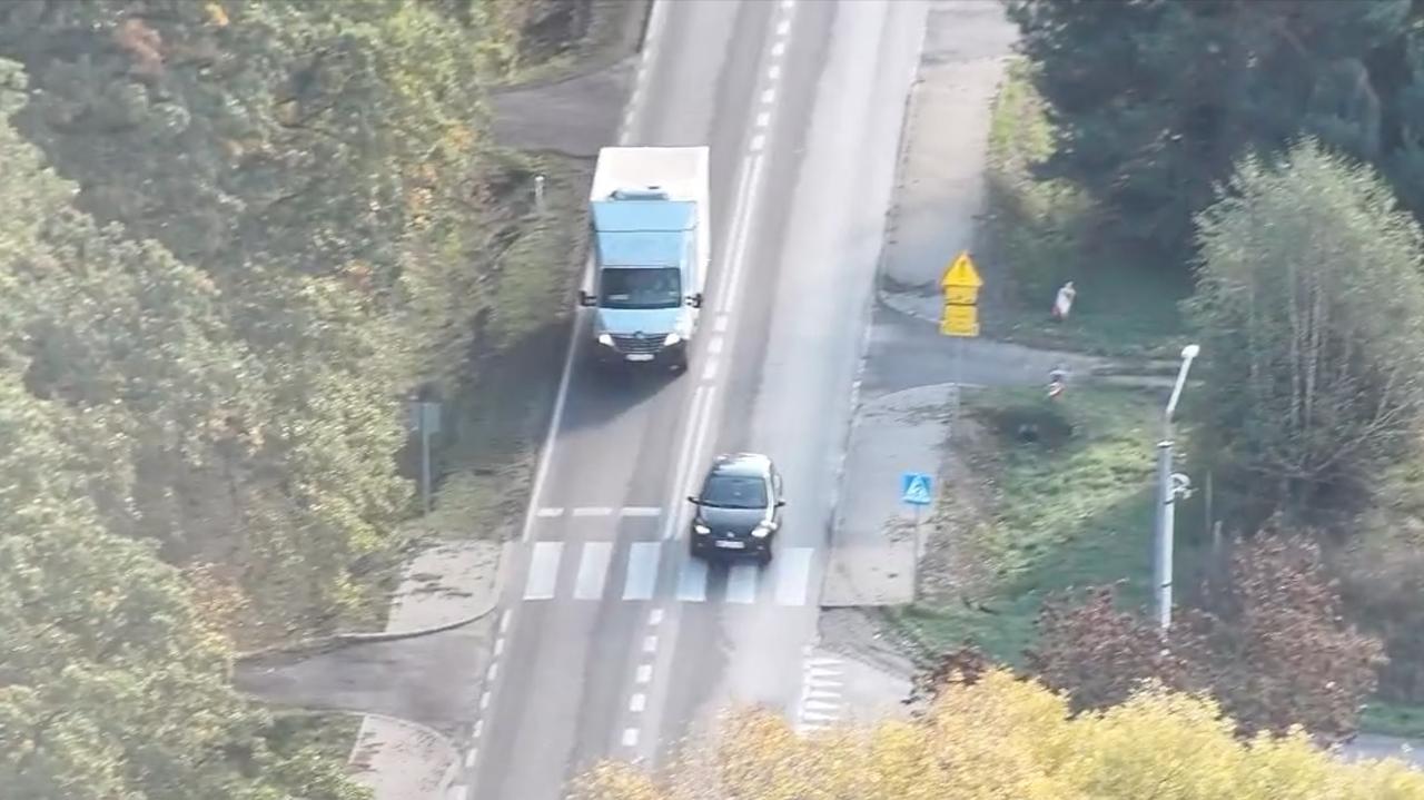 Wyprzedzali na przejściu dla pieszych, dostrzegł ich policyjny dron