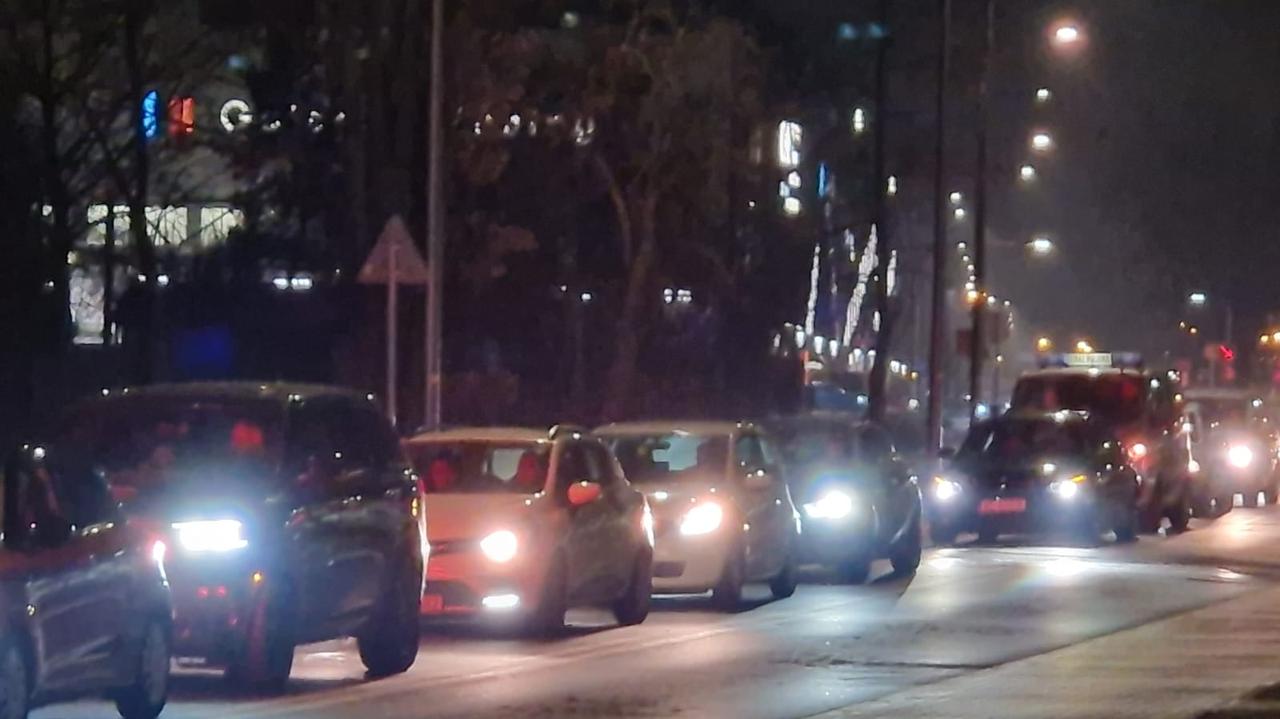 Nowa organizacja ruchu ma rozładować korki przy galerii. Sprzeciw na Młocinach