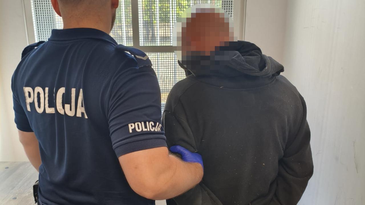 Dobijał się do mieszkania byłej partnerki. Policjantom powiedział, że uciekł z aresztu 