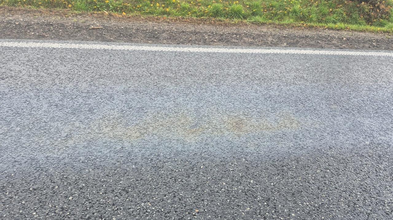 Oleista substancja na drodze krajowej. Policja zamknęła przejazd