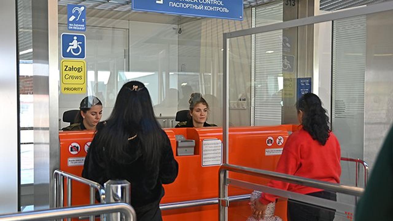 Matka i córka z cudzymi paszportami