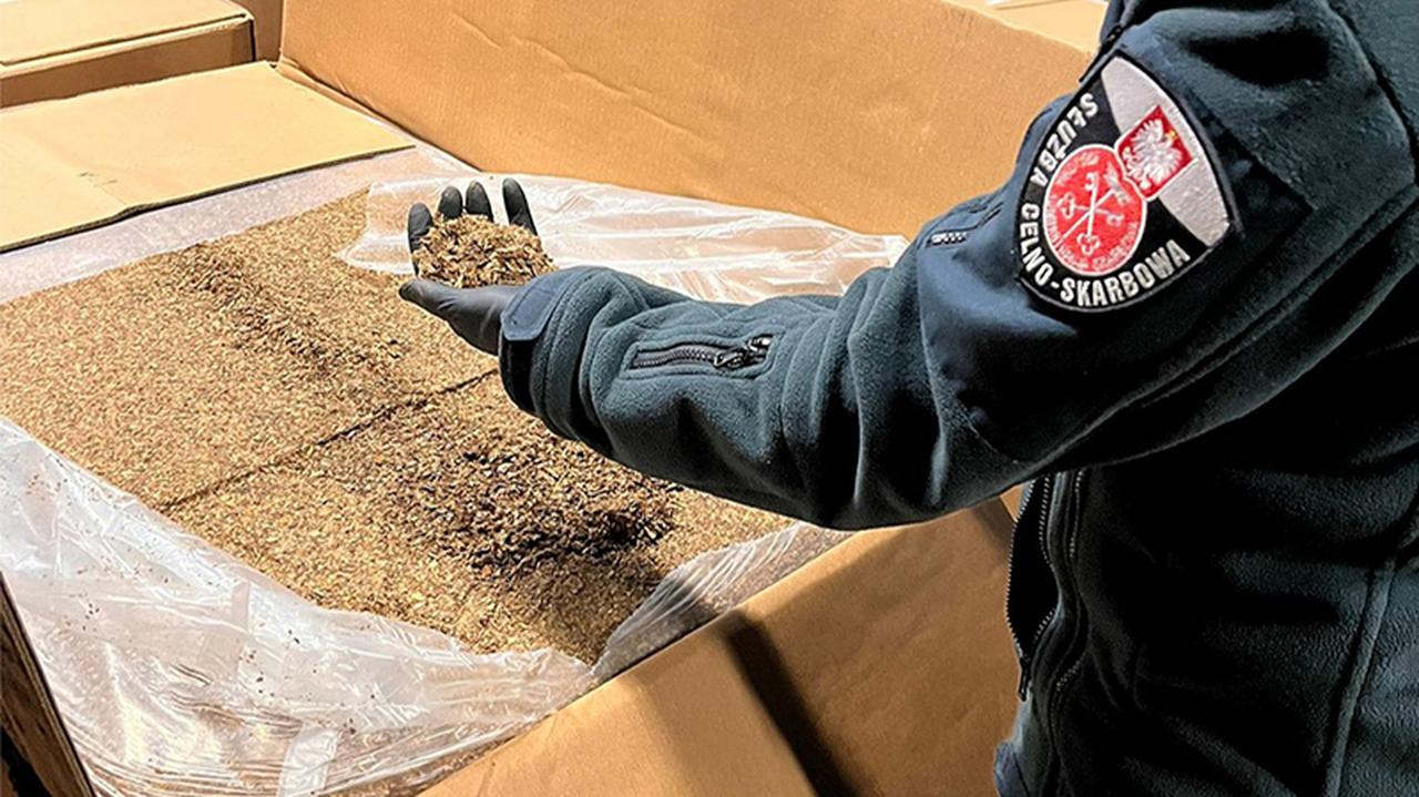 63 tony nielegalnego tytoniu. Dwie osoby zatrzymane