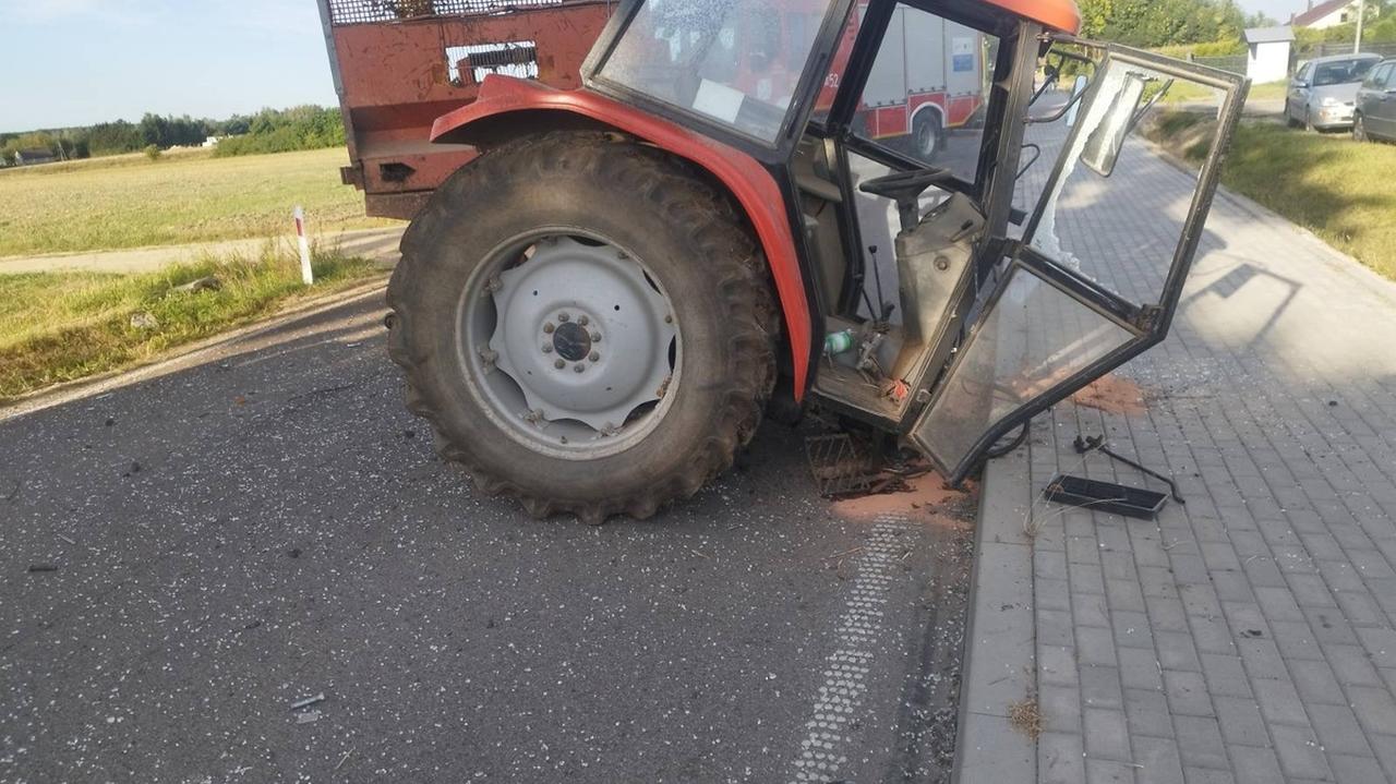 Wyprzedzał ciągnik, doszło do zderzenia. Obaj kierowcy w szpitalu