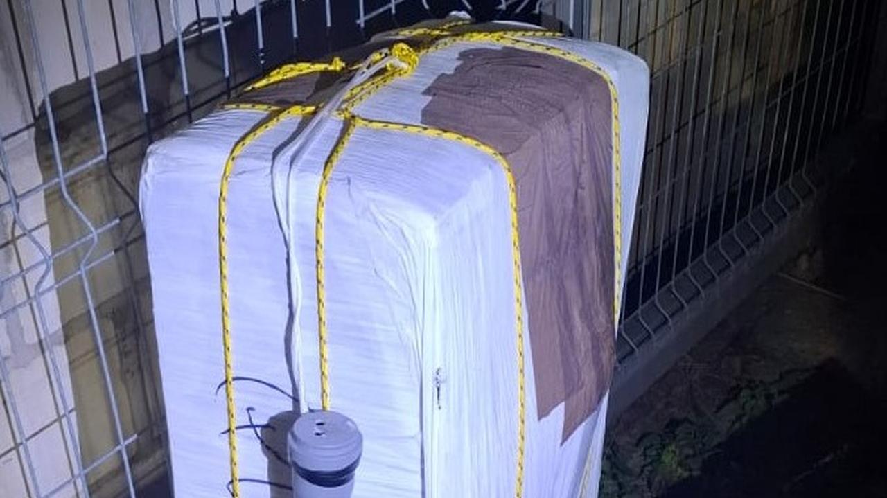 Na pole spadł balon z przyczepioną paczką