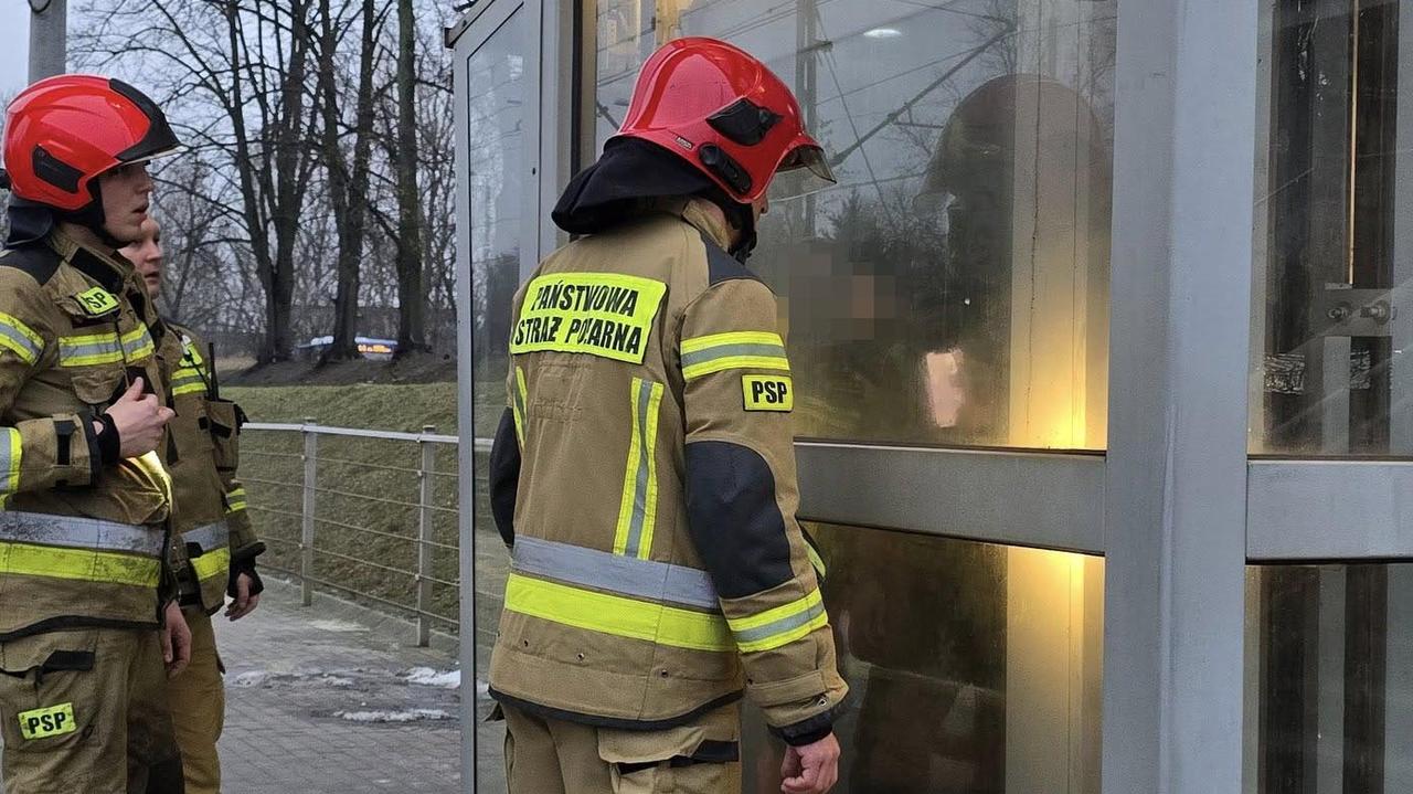 Pasażerowie utknęli w windzie. Potrzebna była pomoc strażaków