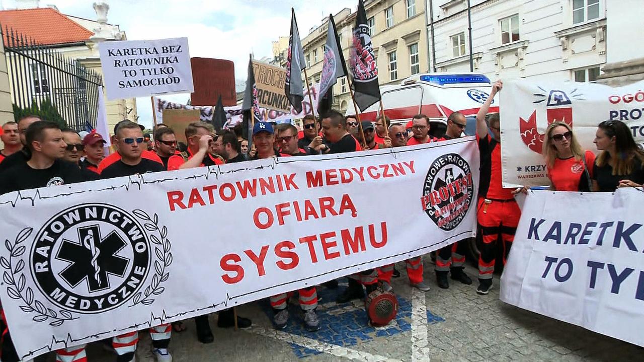 "Niech się państwo obudzi, bo następna pandemia może być bez nas". Protest ratowników medycznych