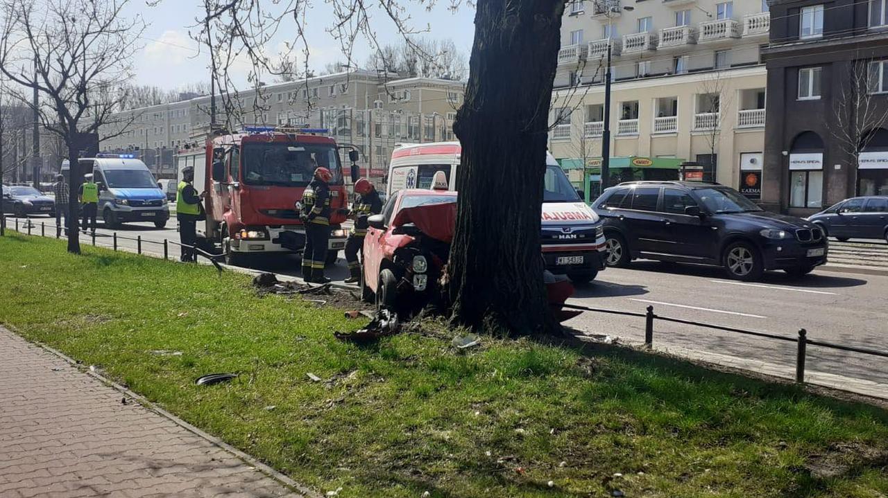 Warszawa. Samochód uderzył w drzewo w alei Jana Pawła II