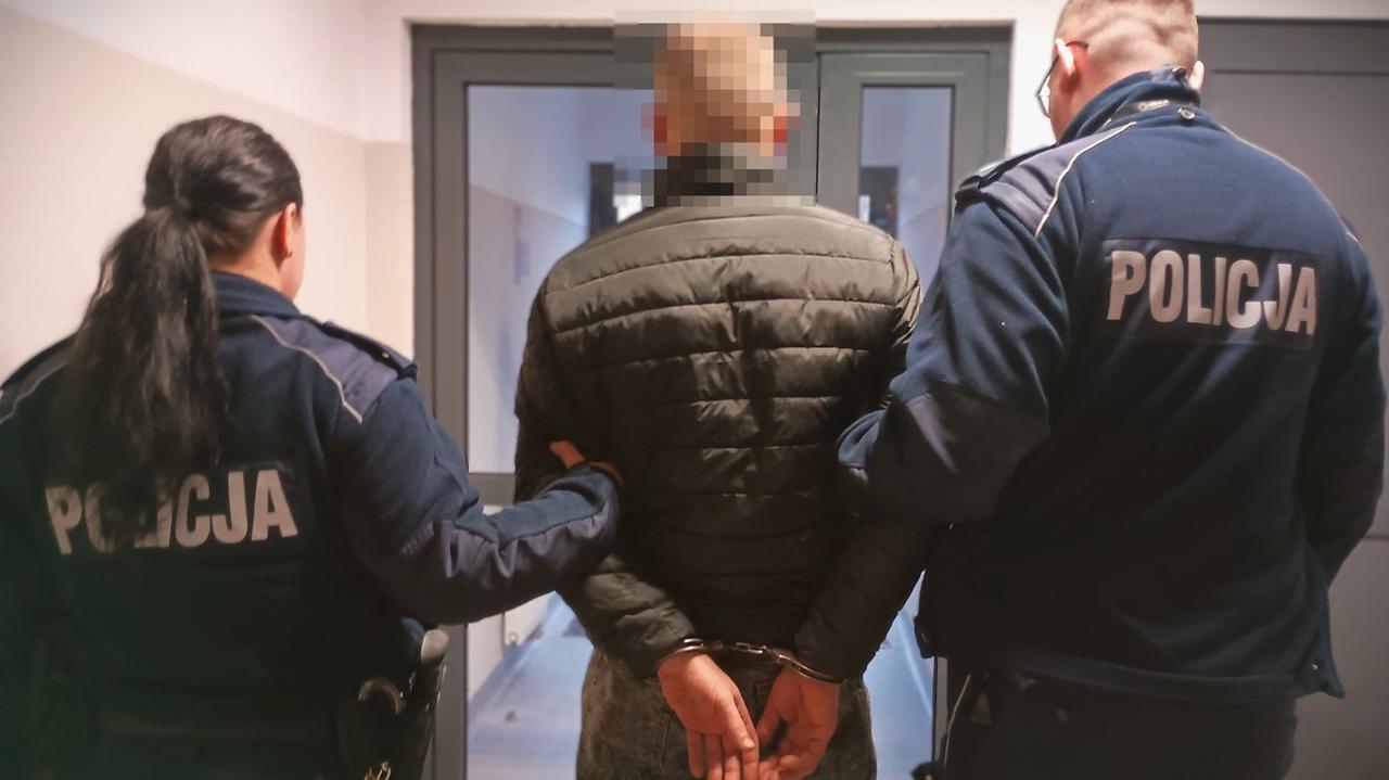 Uszkodził radiowóz i kilka samochodów, zaatakował policjanta