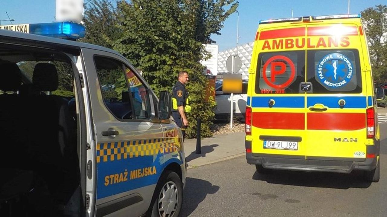 Oszołomiony i zakrwawiony siedział na drodze dla rowerów