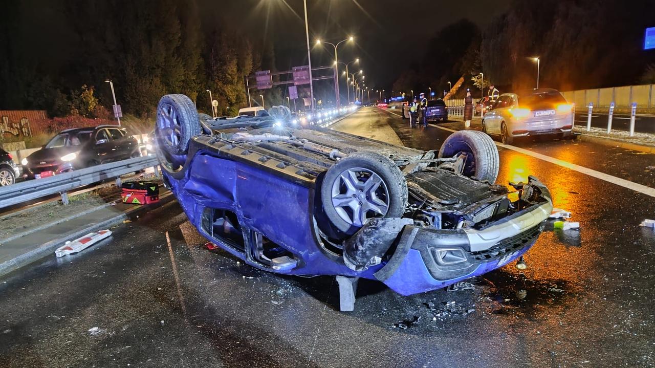 Auto rosyjskiej ambasady dachowało na Wisłostradzie. Jedna osoba ranna