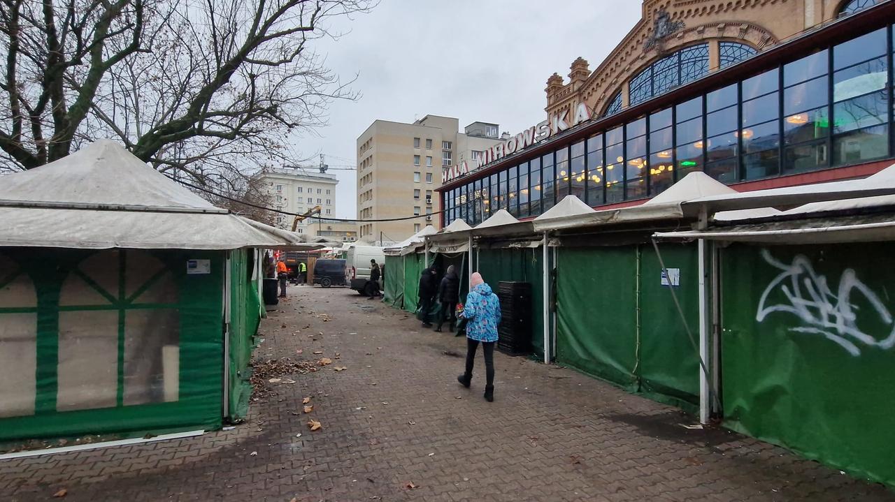 Kwiatami handlowali tu od lat. Znikają pawilony sprzed Hali Mirowskiej