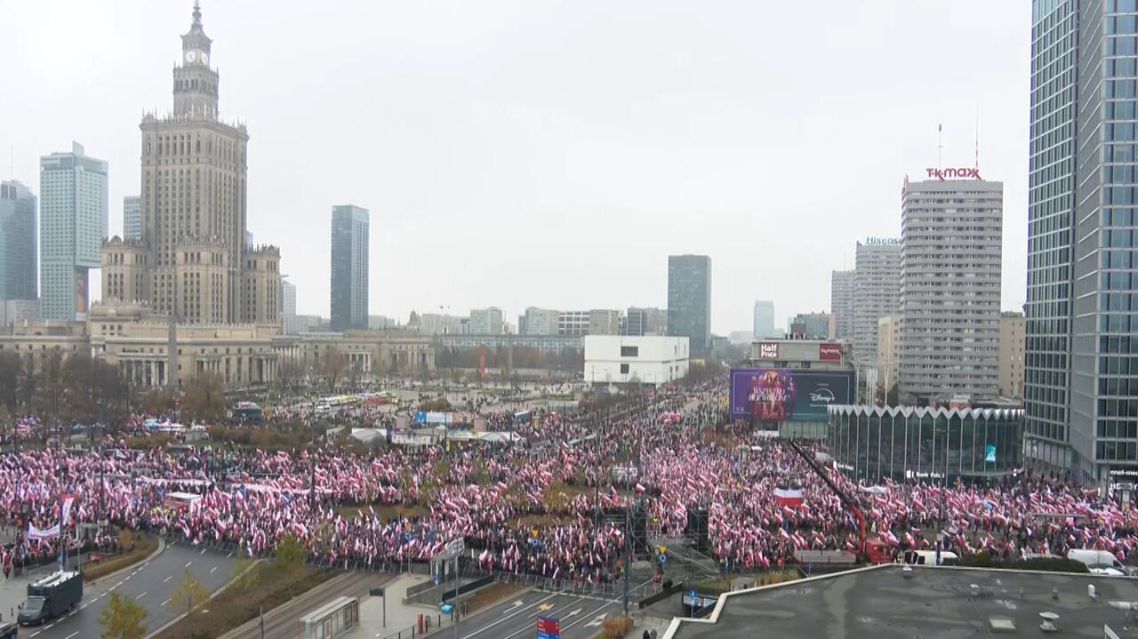 Uczestnicy marszu gromadzą się na rondzie Dmowskiego