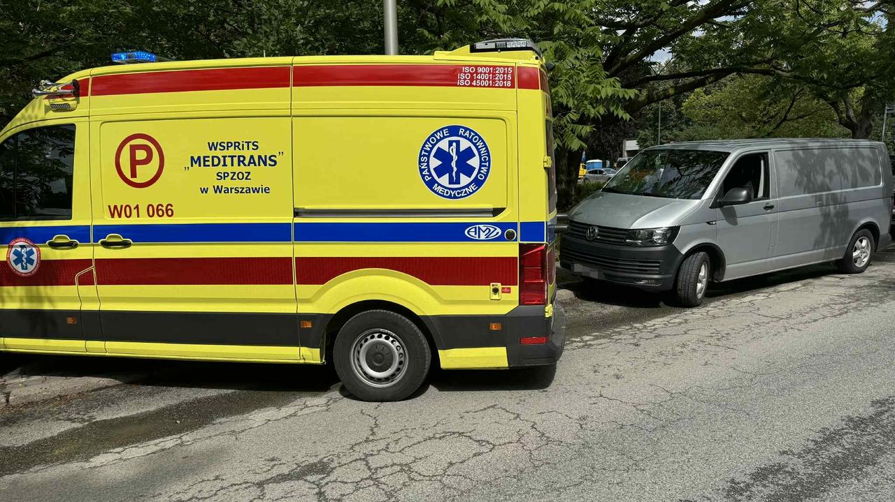 Skręcał, potrącił pieszą. Urazy żeber, łokcia, stopy