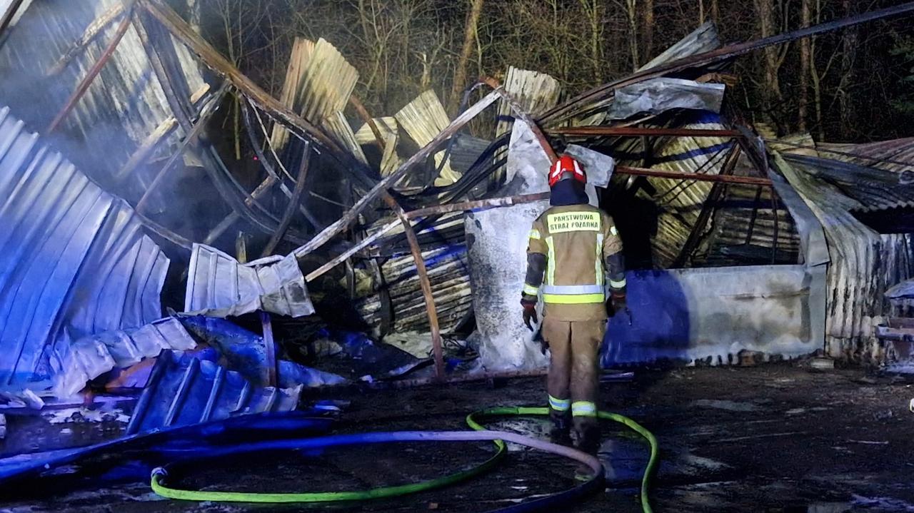 Spłonęła hala magazynowa. "Złożyła się do środka"