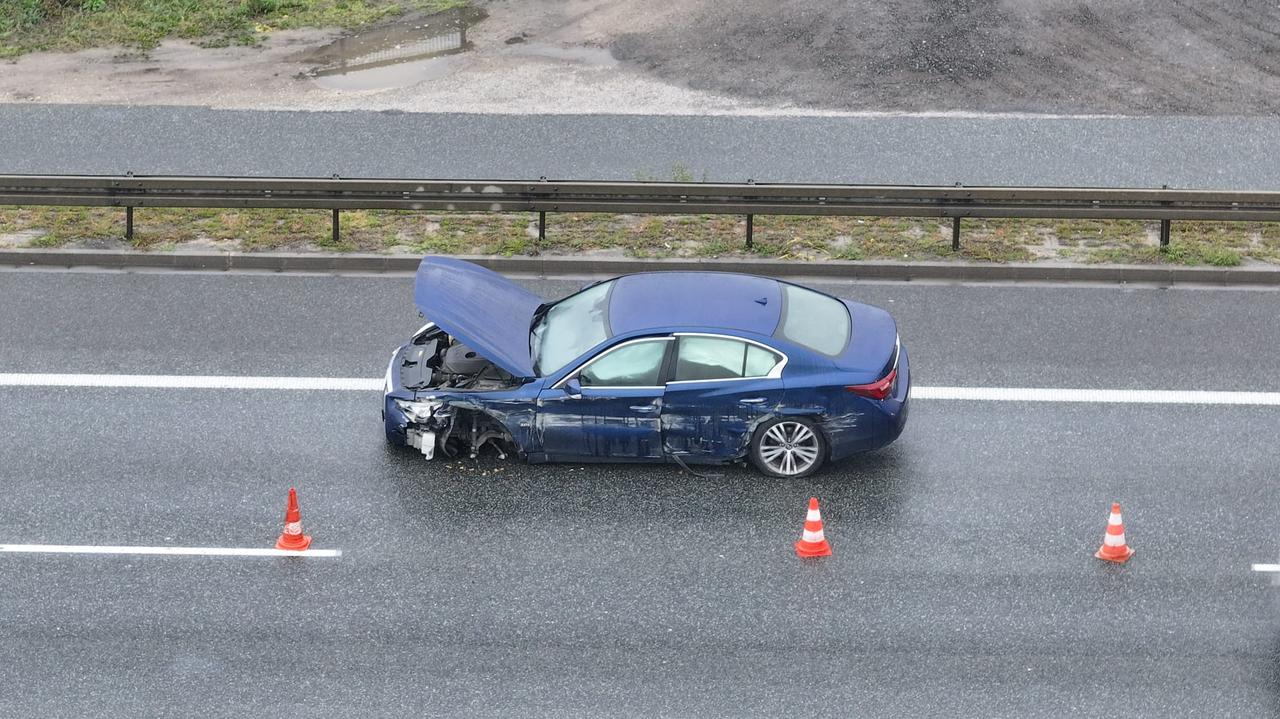 Wjechał w bariery, utrudnienia na wjeździe do Warszawy