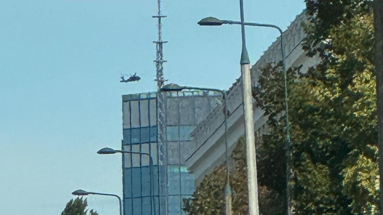Black Hawk manewrował nad warszawskim wieżowcem