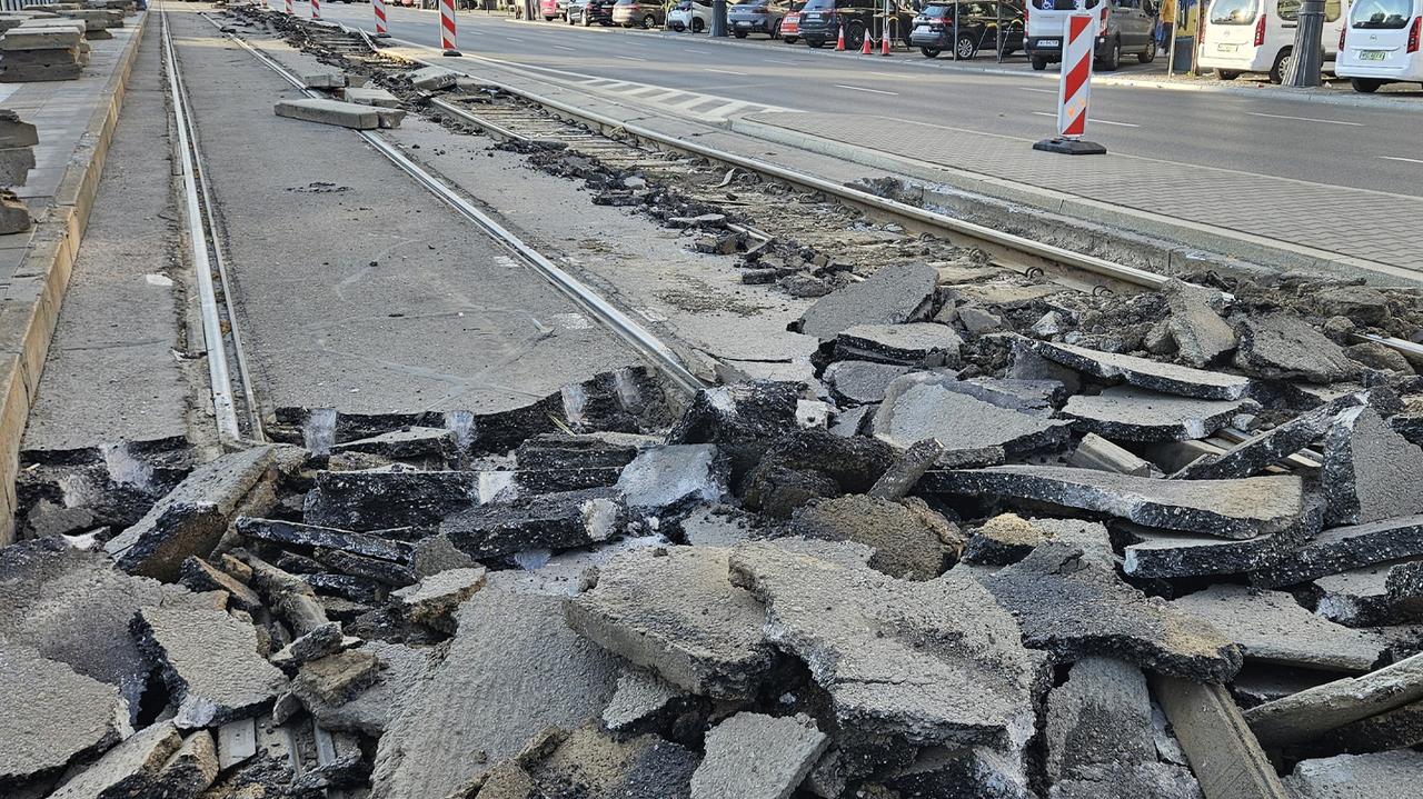 Przebudowa trasy tramwajowej przy Marszałkowskiej. Pierwsze rozbiórki