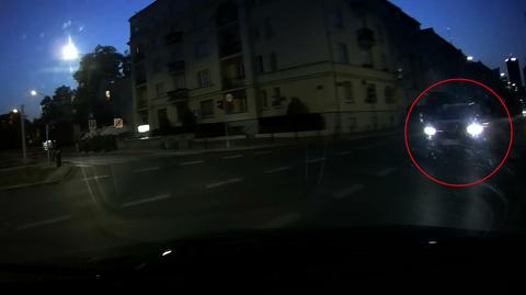Tak doszło do zderzenia w alei Niepodległości (nagranie z kamery samochodowej)