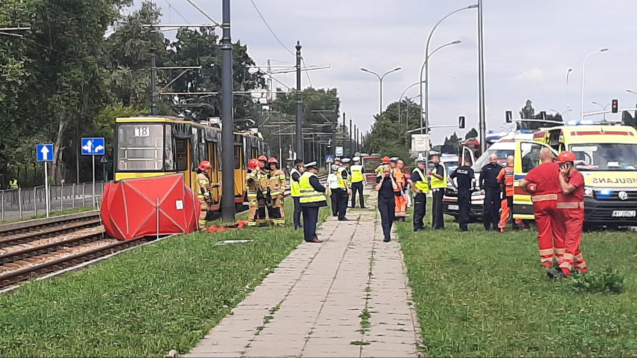 Śmiertelny wypadek w Warszawie. Tramwaj przyciął nogę i pociągnął pięcioletnie dziecko