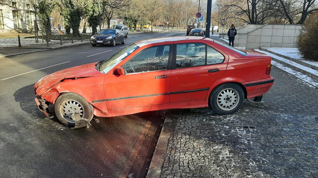 Zderzenie auta ze śmieciarką. "Kierowca wydmuchał trzy promile"