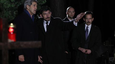 John Kerry na grobie Tadeusza Mazowieckiego w podwarszawskich Laskach