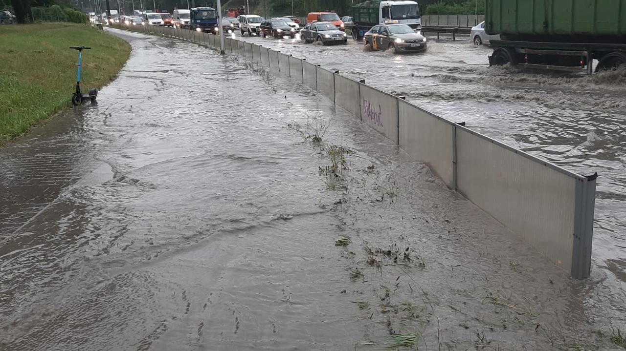 Warszawa. Na Bielanach spadło tyle deszczu, ile połowa ...