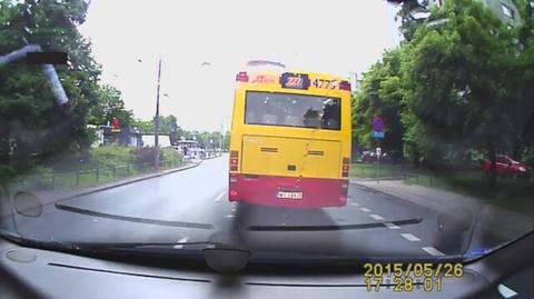 Autobus przejechał dwukrotnie na czerwonym świetle