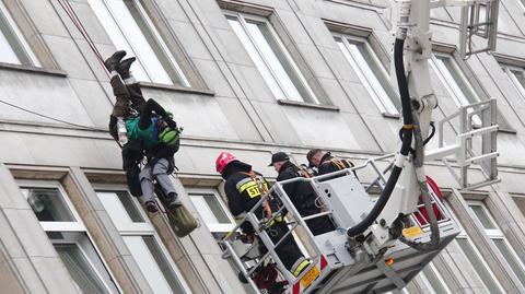 Służby ściągnęły transparent z budynku