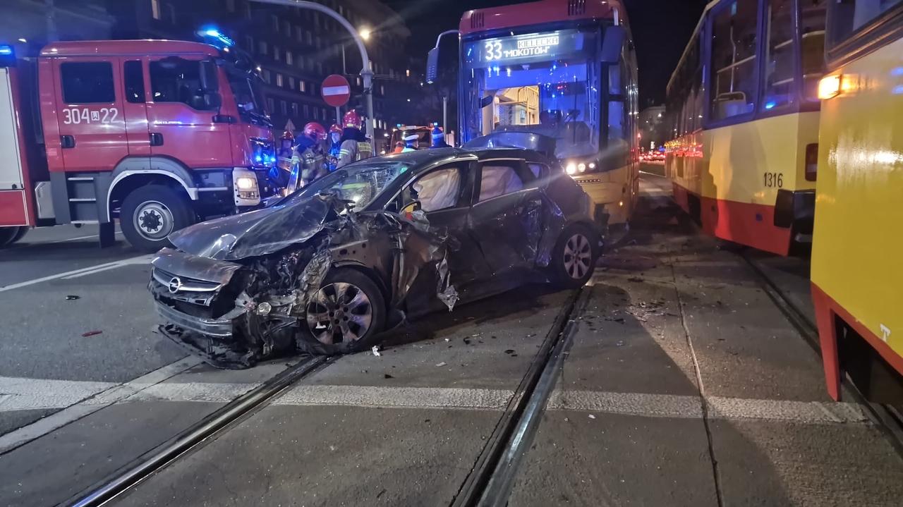 Zderzenie auta i dwóch tramwajów