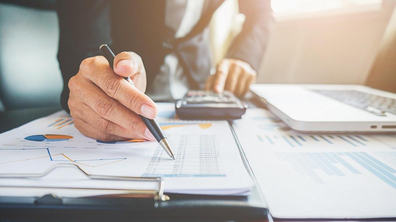 Kredyt gotówkowy a karta kredytowa. Porównanie produktów bankowych