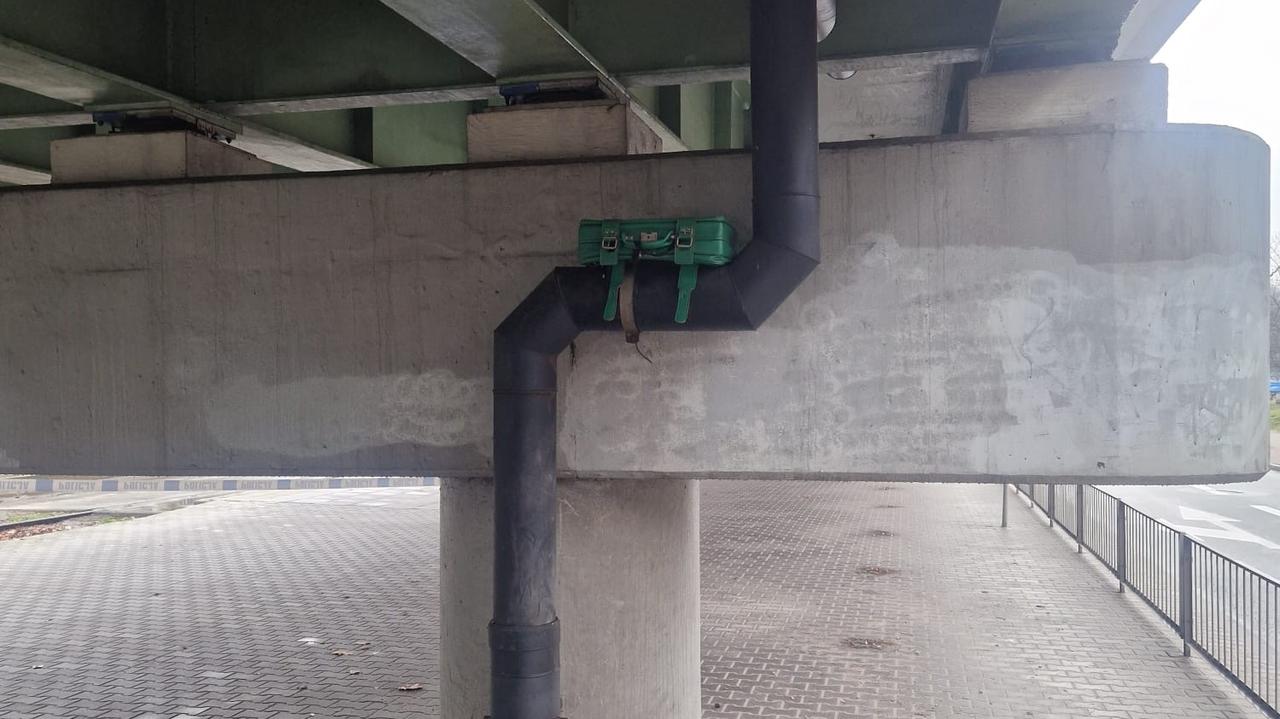 Walizka pozostawiona pod wiaduktem, sprawdzili ją kontrterroryści