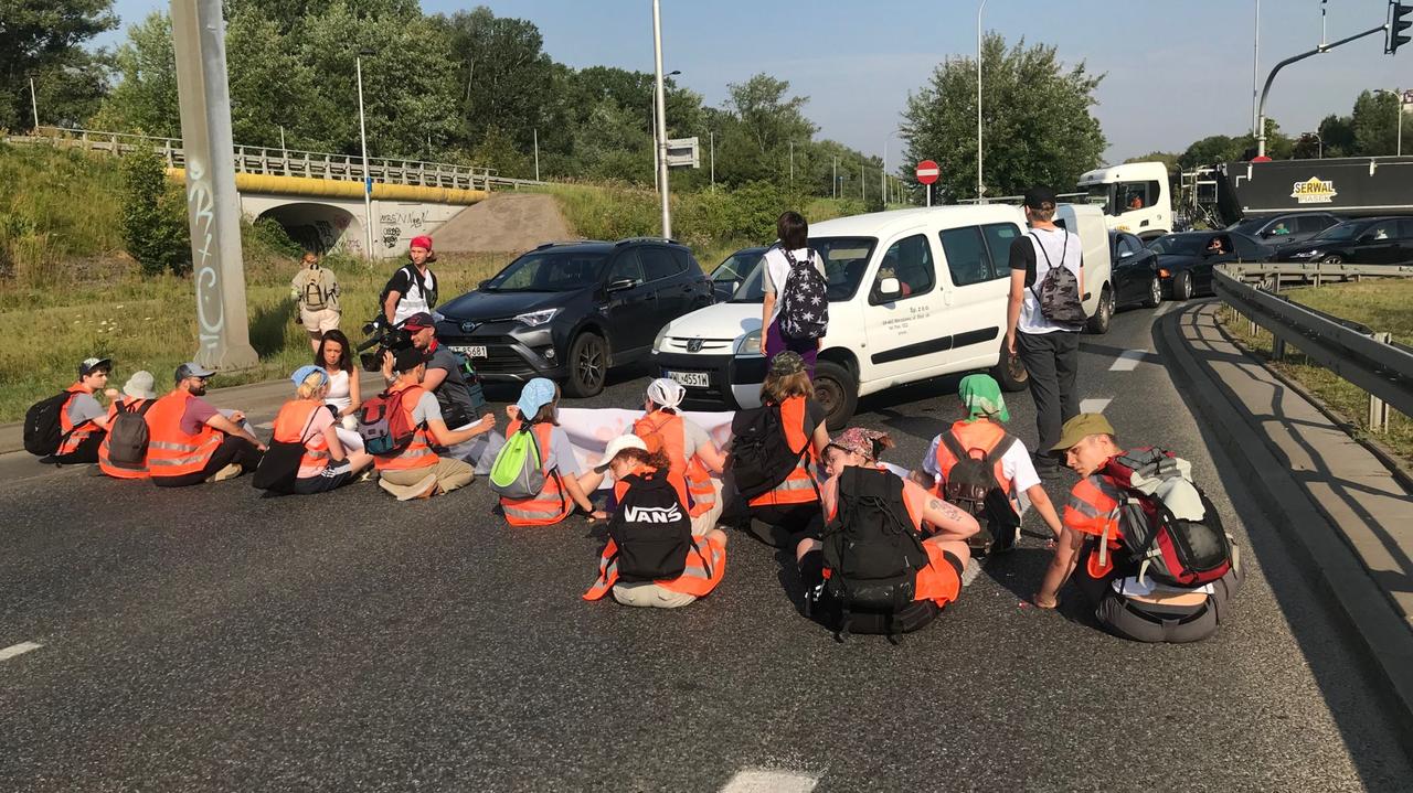 Aktywiści Ostatniego Pokolenia skazani za blokowanie Wału Miedzeszyńskiego