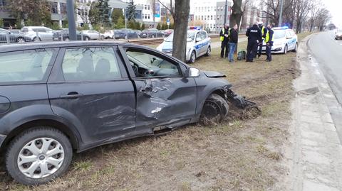 Samochód uderzył w barierki na Jagiellońskiej 