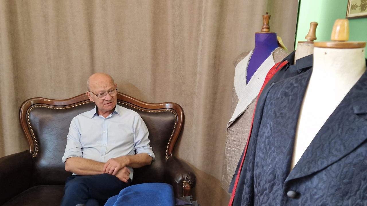 Z igłą i nicią przez życie. Historia krawca, który od 64 lat ubiera Warszawę