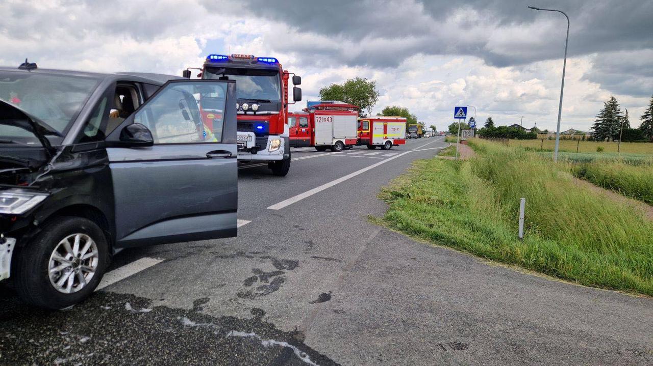 Jedna skręcała, druga wyprzedzała. Doszło do zderzenia, są utrudnienia