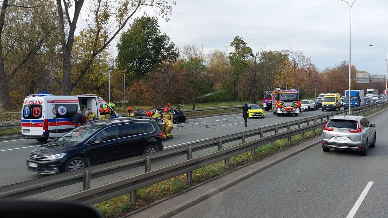 Uderzyła w tył zepsutego auta. Korek na Wisłostradzie